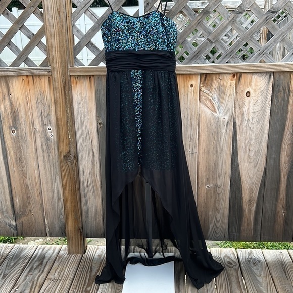 Hailey Logan for Adrianna Papell Sequined Mini With Cascading Overlay Size 3/4 - Picture 2 of 8